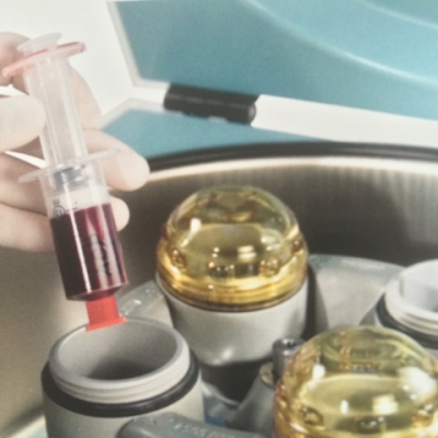 Une fois le sang prélevé, la seringue est introduite dans la centrifugeuse